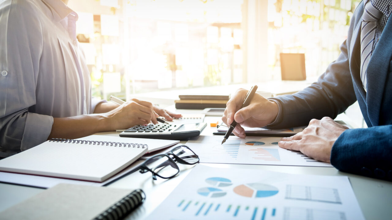 https://siekacz.pl/wp-content/uploads/2025/06/inspektor-finansowy-firmy-i-sekretarz-skladajacy-raport-obliczajacy-lub-sprawdzajacy-saldo-inspektor-kontroli-dochodow-w-urzedzie-skarbowym-koncepcja-audytu-1280x720.jpg