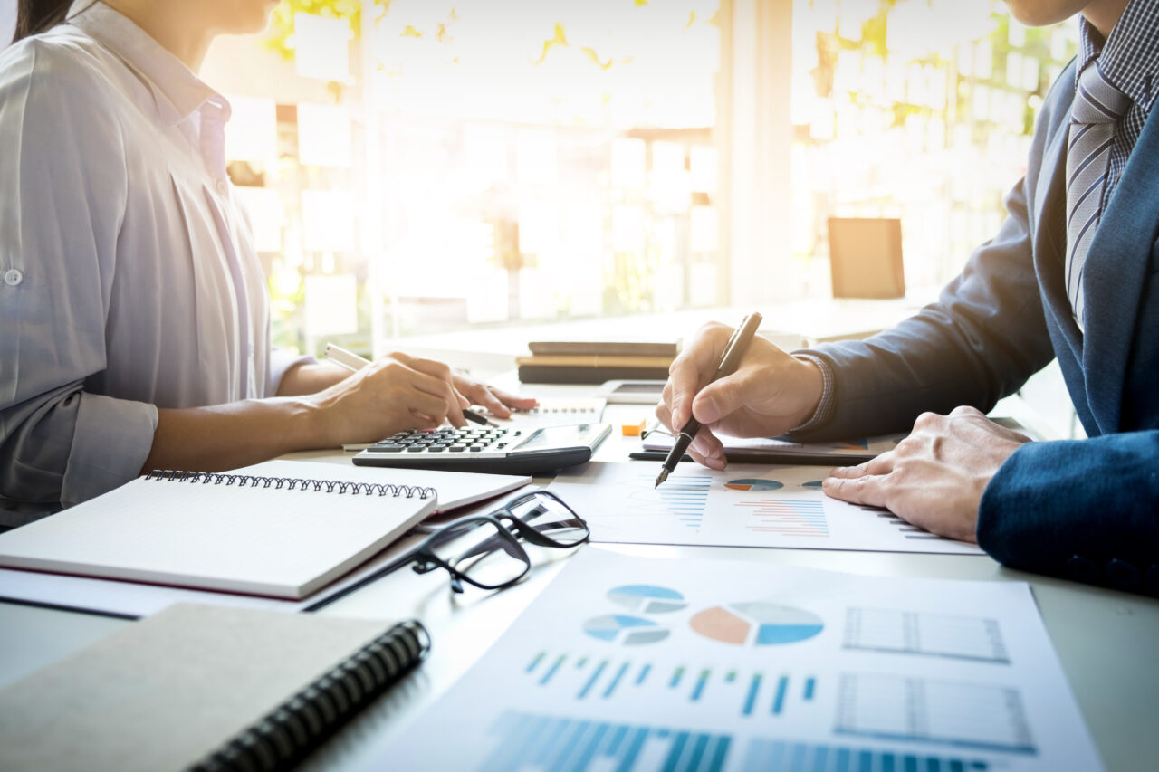 https://siekacz.pl/wp-content/uploads/2025/06/inspektor-finansowy-firmy-i-sekretarz-skladajacy-raport-obliczajacy-lub-sprawdzajacy-saldo-inspektor-kontroli-dochodow-w-urzedzie-skarbowym-koncepcja-audytu-1280x853.jpg