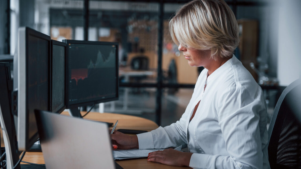 https://siekacz.pl/wp-content/uploads/2025/06/kobieta-makler-gieldowy-w-formalnych-ubraniach-pracuje-w-biurze-z-rynkiem-finansowym-1280x720.jpg