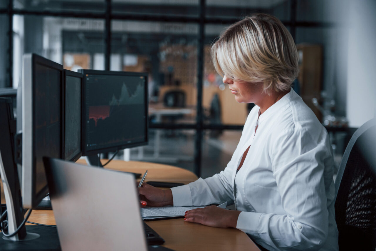 https://siekacz.pl/wp-content/uploads/2025/06/kobieta-makler-gieldowy-w-formalnych-ubraniach-pracuje-w-biurze-z-rynkiem-finansowym-1280x854.jpg