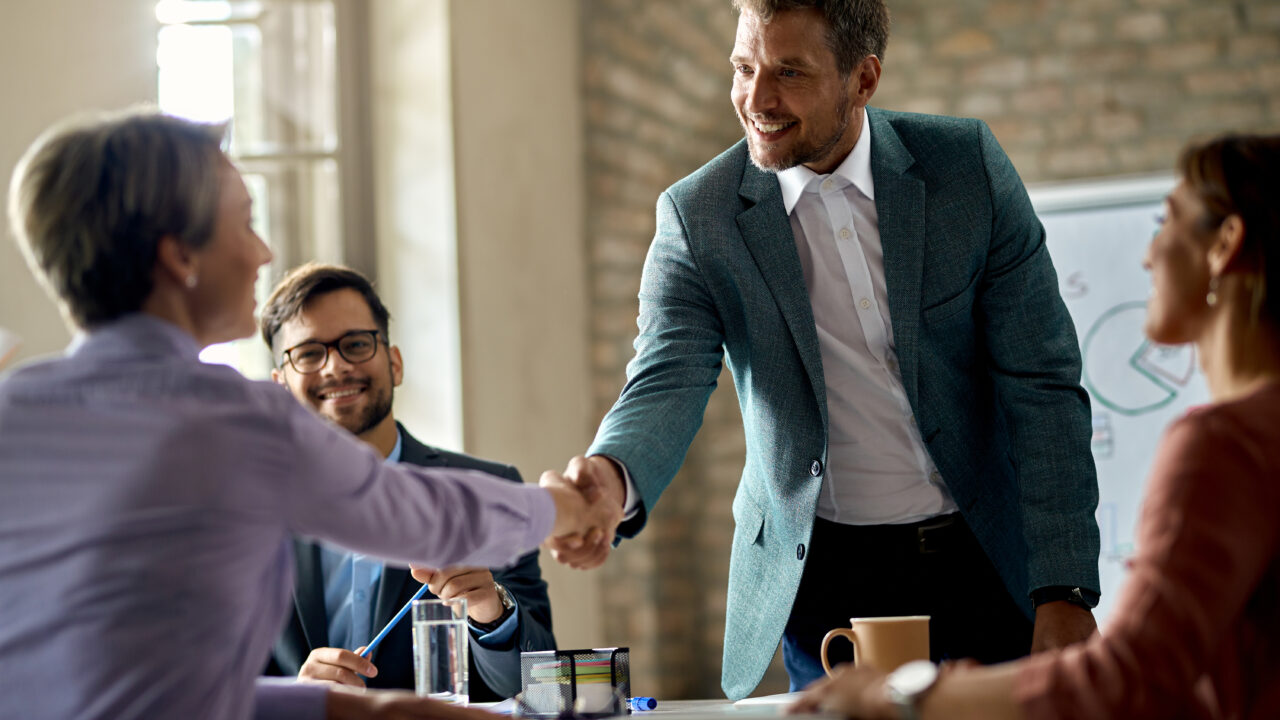 https://siekacz.pl/wp-content/uploads/2025/06/wspolpracownicy-biznesowi-podaja-sobie-rece-podczas-spotkania-w-biurze-nacisk-na-biznesmena-1280x720.jpg