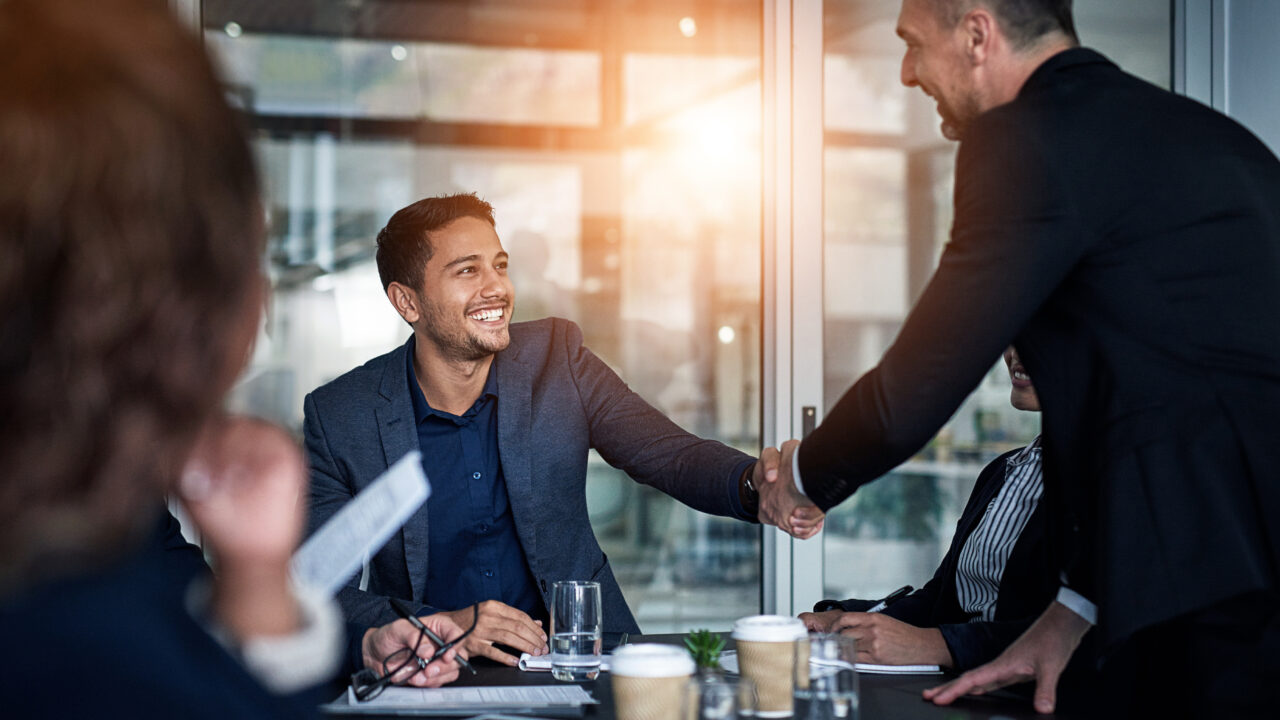 https://siekacz.pl/wp-content/uploads/2025/10/ludzie-biznesu-i-uscisk-reki-w-biurze-spotkania-dla-b2b-partnerstwa-rekrutacji-i-porozumienia-o-onboarding-usmiech-mezczyzn-i-wspolpracy-dla-powitalnej-promocji-i-mozliwosci-negocjacji-umowy-1280x720.jpg