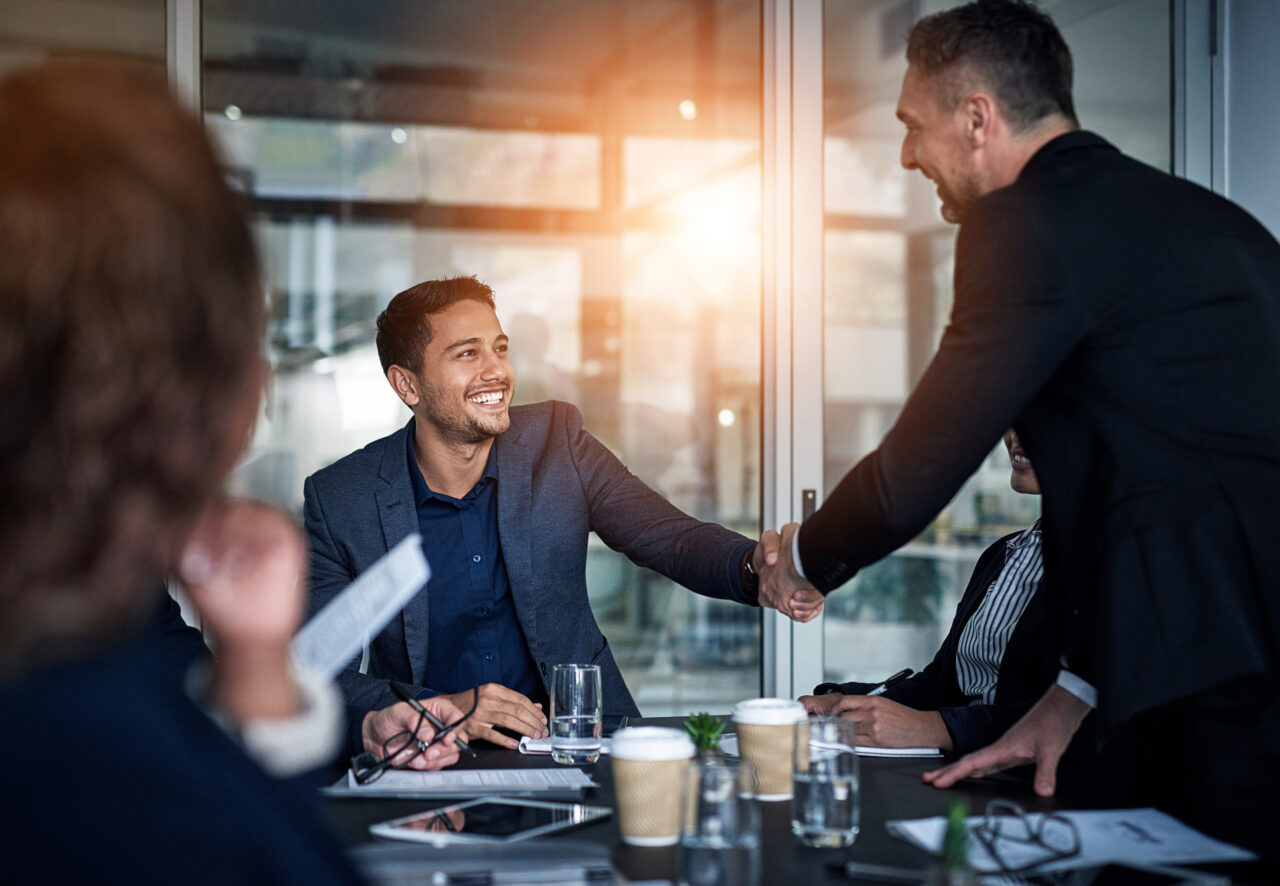 https://siekacz.pl/wp-content/uploads/2025/10/ludzie-biznesu-i-uscisk-reki-w-biurze-spotkania-dla-b2b-partnerstwa-rekrutacji-i-porozumienia-o-onboarding-usmiech-mezczyzn-i-wspolpracy-dla-powitalnej-promocji-i-mozliwosci-negocjacji-umowy-1280x886.jpg