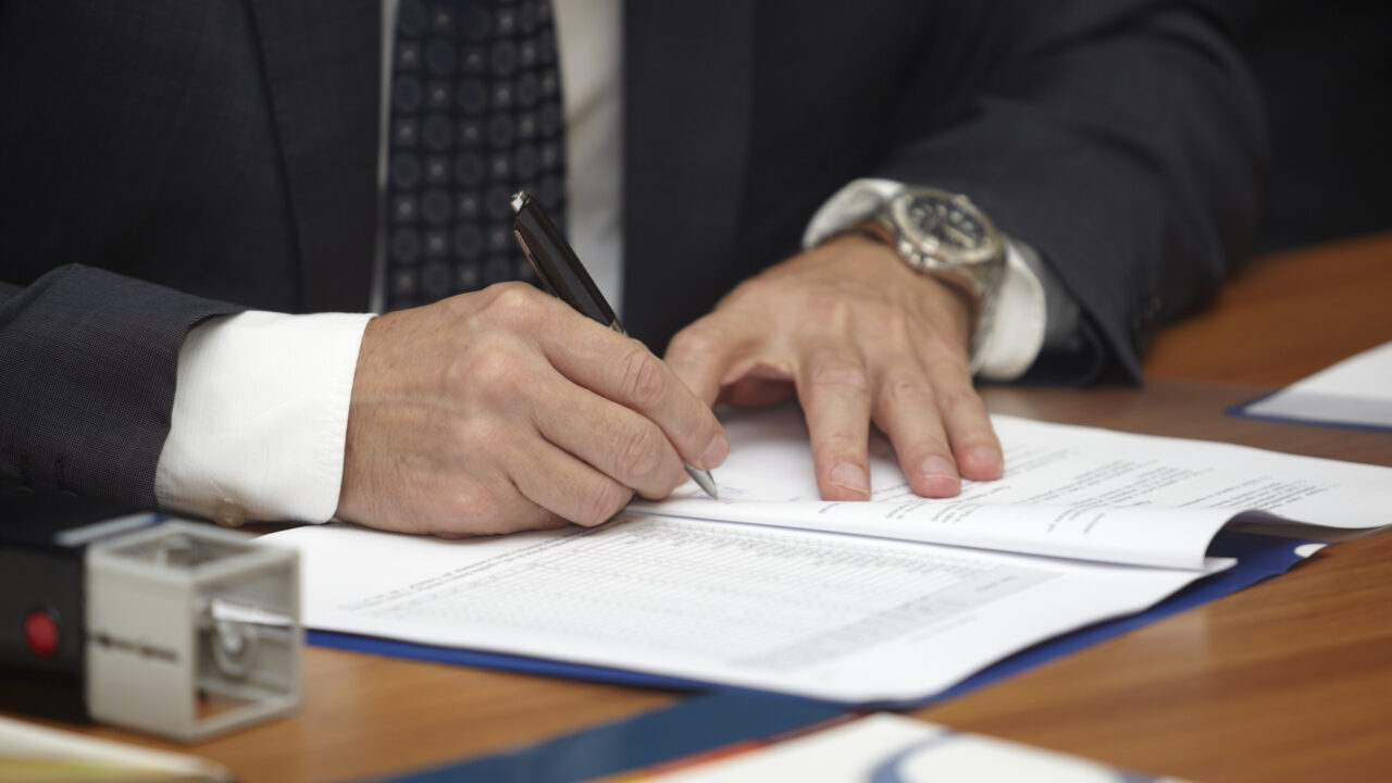 https://siekacz.pl/wp-content/uploads/2026/05/close-up-of-businessman-hands-signing-contract-2026-04-14-01-12-06-utc-1280x720.jpg