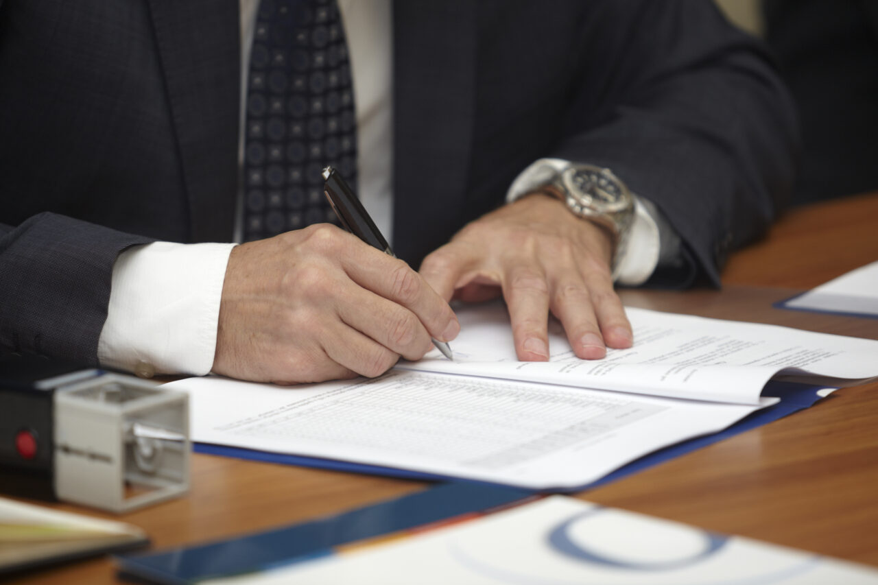 https://siekacz.pl/wp-content/uploads/2026/05/close-up-of-businessman-hands-signing-contract-2026-04-14-01-12-06-utc-1280x853.jpg